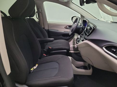 Used 2023 Chrysler Voyager LX FWD image 21