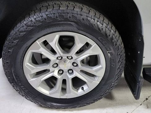 Used 2022 Chevrolet Silverado 1500 LTZ w/ Z71 Off-Road Package AWD/4WD image 9