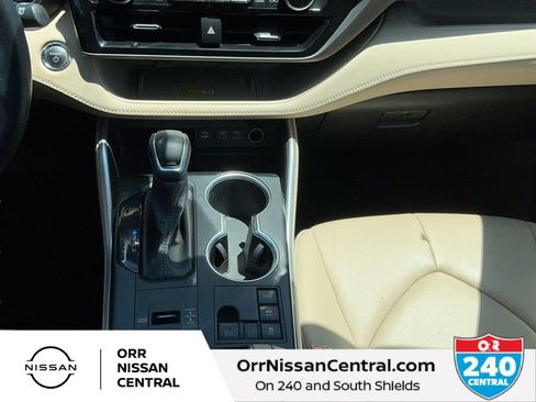 Used 2023 Toyota Highlander XLE AWD/4WD image 25