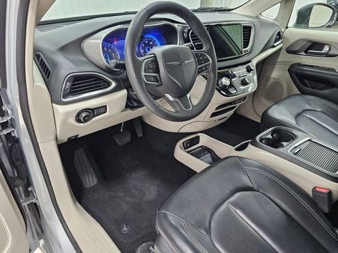 Used 2023 Chrysler Pacifica Touring-L image 34
