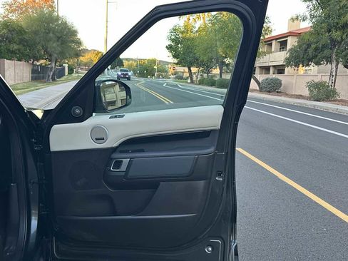 Used 2018 Land Rover Discovery SE image 56