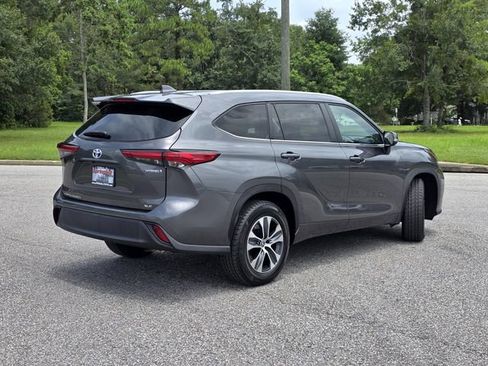 Used 2023 Toyota Highlander XLE FWD image 5