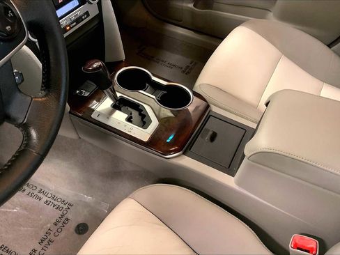 Used 2014 Toyota Camry XLE w/ Leather Package image 18