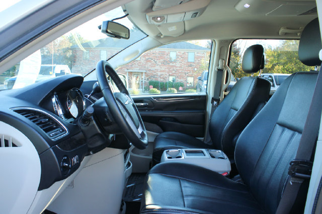 Used 2016 Chrysler Town & Country Touring FWD image 12
