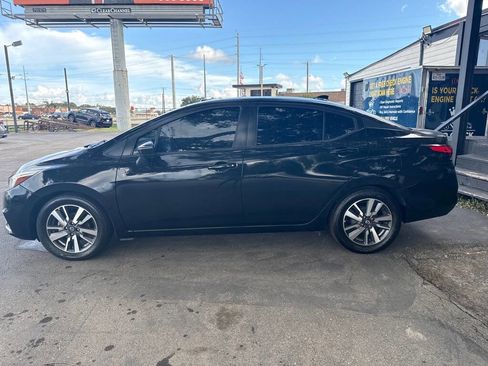 Used 2020 Nissan Versa SV image 3
