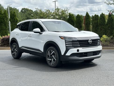Used 2025 Nissan Kicks SV FWD image 2