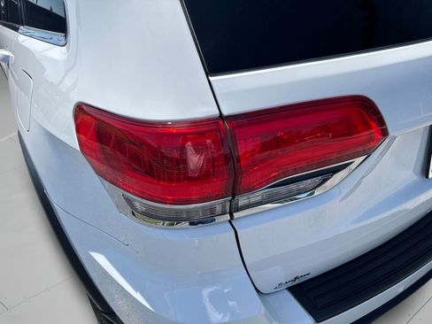 Used 2018 Jeep Grand Cherokee Laredo RWD image 40