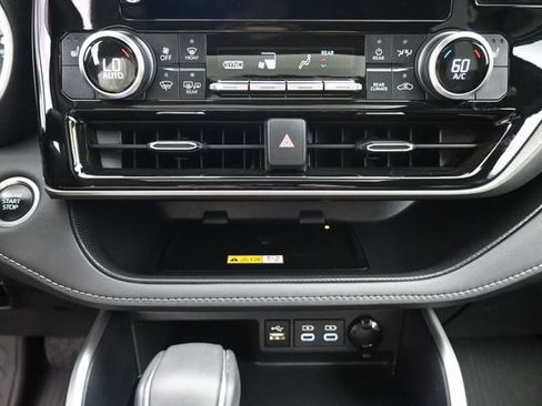 Used 2024 Toyota Highlander XLE AWD/4WD image 19