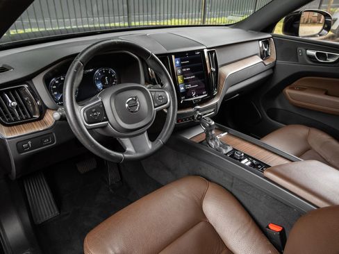 Used 2021 Volvo XC60 T5 Momentum w/ Premium Package image 4