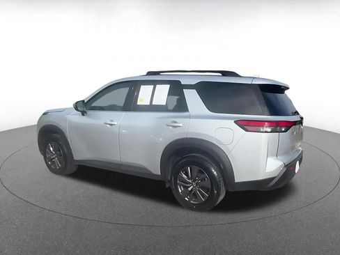 Used 2025 Nissan Pathfinder SV image 10