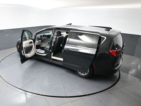 Used 2023 Chrysler Pacifica Touring-L FWD image 61
