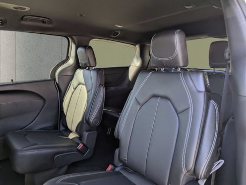 New 2026 Chrysler Pacifica Select w/ S Appearance Package FWD image 9