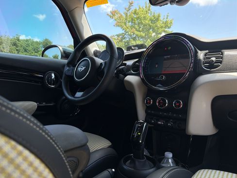 Used 2022 MINI Cooper 4-Door Hardtop FWD image 6