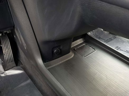 Used 2025 Toyota Sienna Platinum AWD/4WD image 34