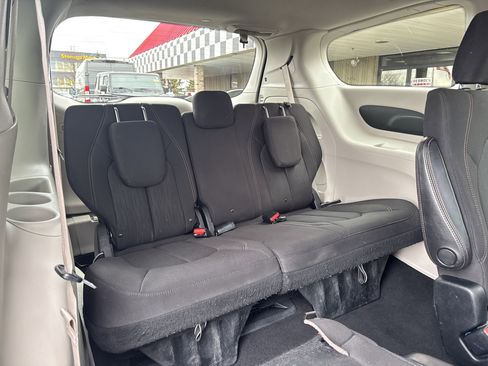 Used 2018 Chrysler Pacifica Touring Plus image 30