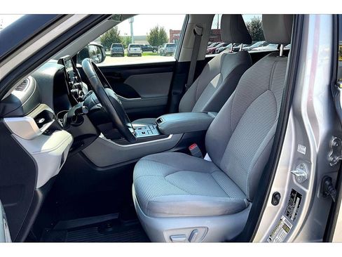 Used 2022 Toyota Highlander LE AWD/4WD image 27