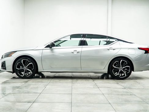 Used 2024 Nissan Altima 2.5 SR FWD image 10