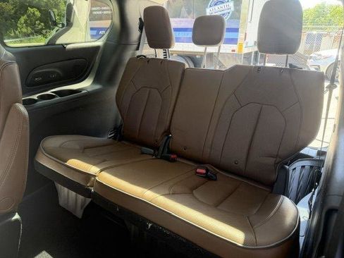 Used 2017 Chrysler Pacifica Limited w/ UConnect Theater Package FWD image 15