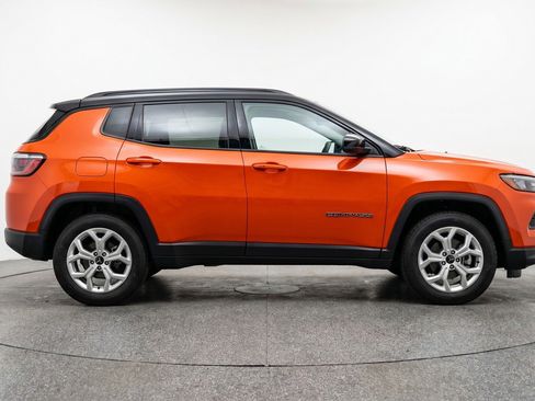 Used 2025 Jeep Compass Latitude AWD/4WD image 11