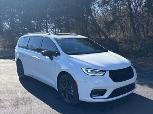 Used 2024 Chrysler Pacifica Limited w/ S Appearance Package image 5