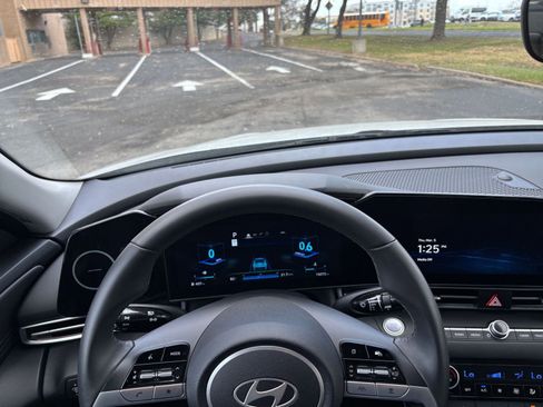 Used 2025 Hyundai Elantra SEL image 30