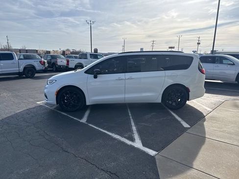 Used 2025 Chrysler Pacifica Limited FWD image 2