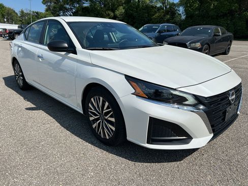 Used 2025 Nissan Altima 2.5 SV FWD image 2