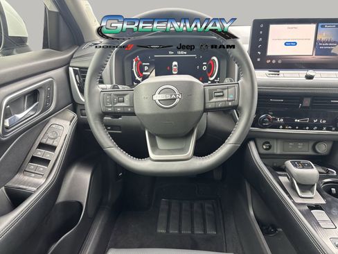 Used 2025 Nissan Rogue Platinum image 25