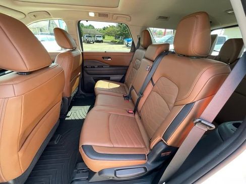 Used 2024 Nissan Pathfinder Platinum w/ Cargo Package AWD/4WD image 19