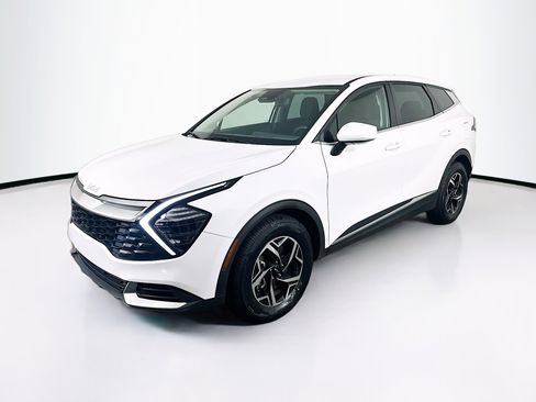 Used 2025 Kia Sportage LX image 3