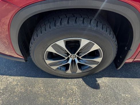 Used 2022 Toyota Highlander XLE AWD/4WD image 2