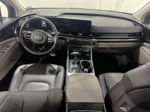 Used 2025 Kia Carnival FWD image 30