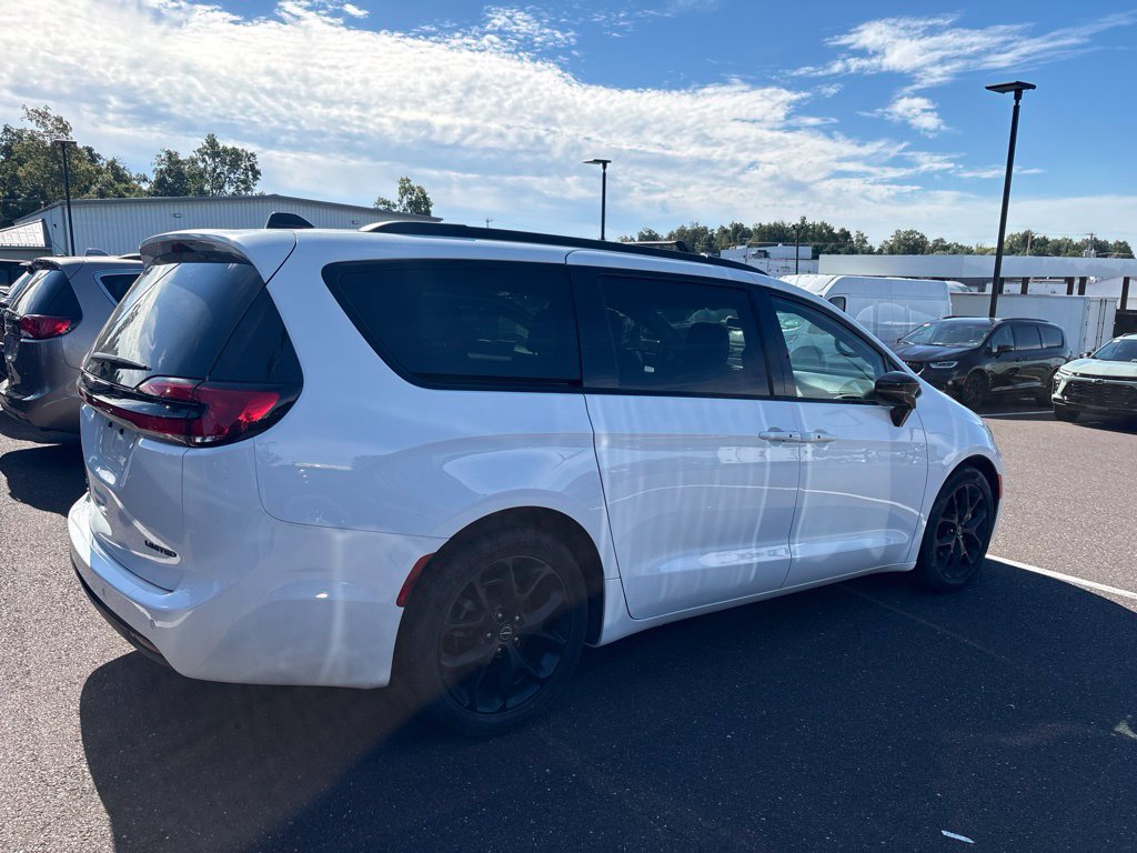 Used 2025 Chrysler Pacifica Limited FWD image 2