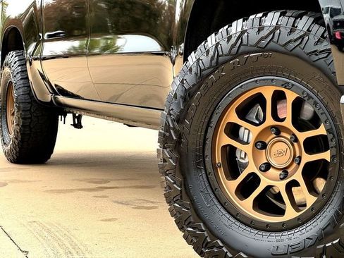 Used 2020 Chevrolet Silverado 1500 High Country w/ Technology Package image 2