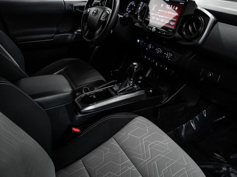 Used 2020 Toyota Tacoma TRD Sport w/ Technology Package AWD/4WD image 29