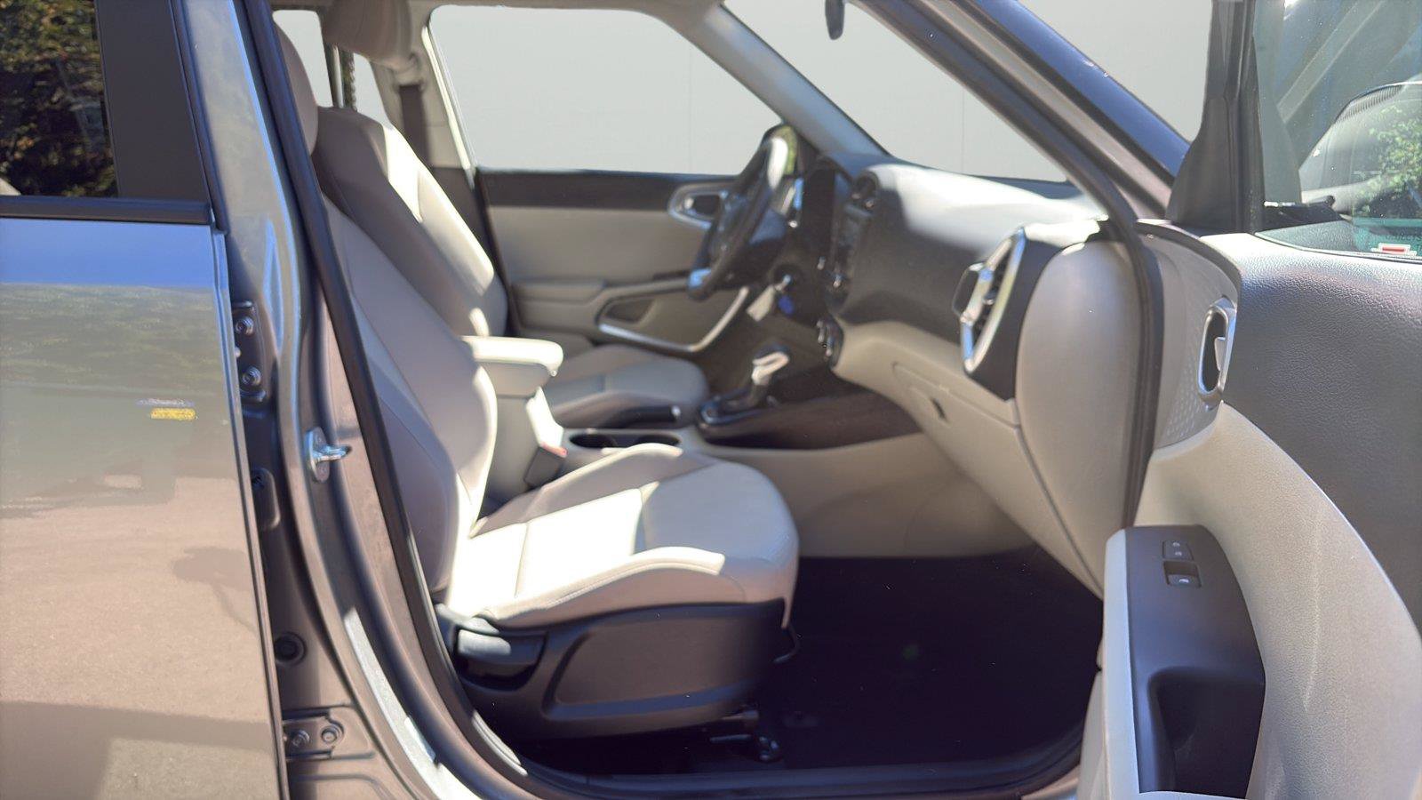 Used 2025 Kia Soul LX w/ LX Technology Package FWD image 14