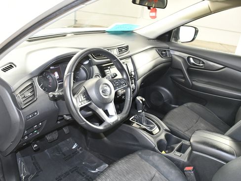 Used 2018 Nissan Rogue SV w/ Premium Package image 2