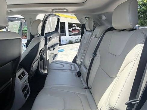Used 2018 Ford Edge Titanium w/ Equipment Group 301A FWD image 11