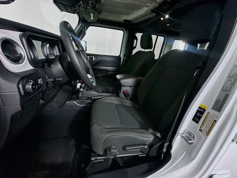 Used 2025 Jeep Wrangler Unlimited Sahara AWD/4WD image 13
