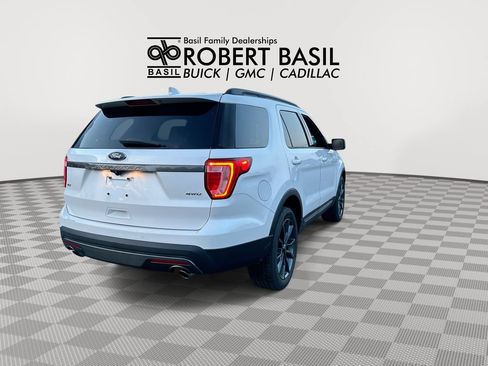 Used 2017 Ford Explorer XLT w/ Equipment Group 202A AWD/4WD image 8