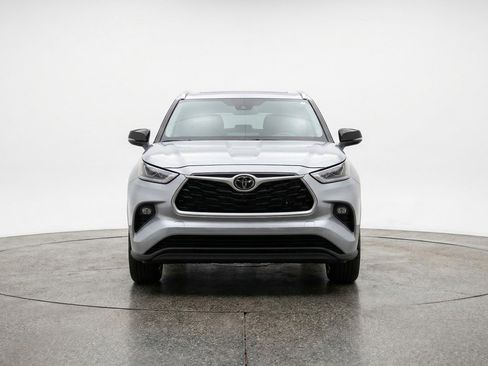 Used 2025 Toyota Highlander XSE image 2