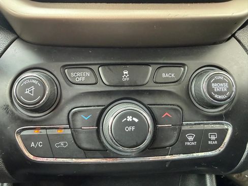 Used 2015 Jeep Cherokee Latitude w/ Cold Weather Group AWD/4WD image 21