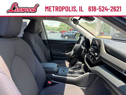 Used 2024 Toyota Highlander LE AWD/4WD image 9