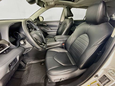 Used 2021 Toyota Highlander XLE AWD/4WD image 5