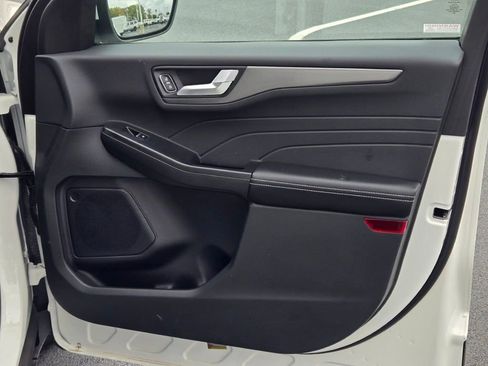 Used 2024 Ford Escape SE image 5