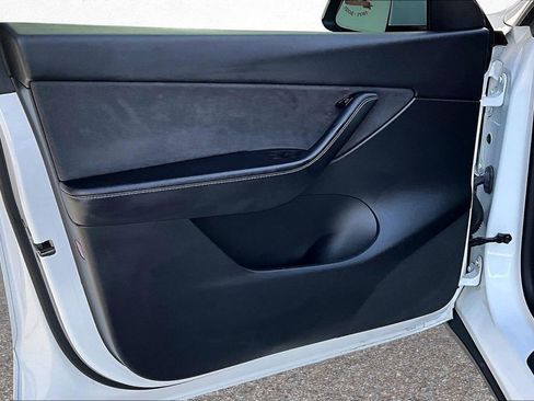 Used 2021 Tesla Model Y Long Range image 19