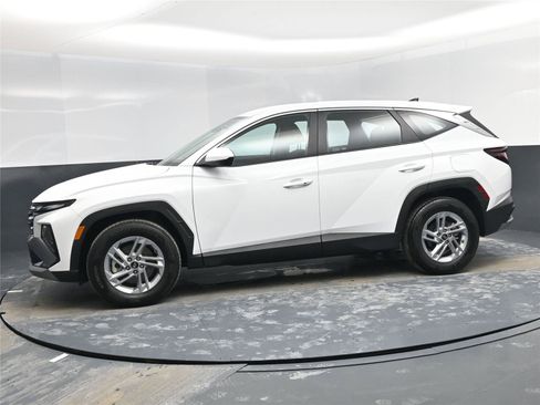 Certified 2025 Hyundai Tucson SE image 3