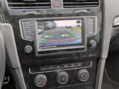 Used 2017 Volkswagen Golf S image 11