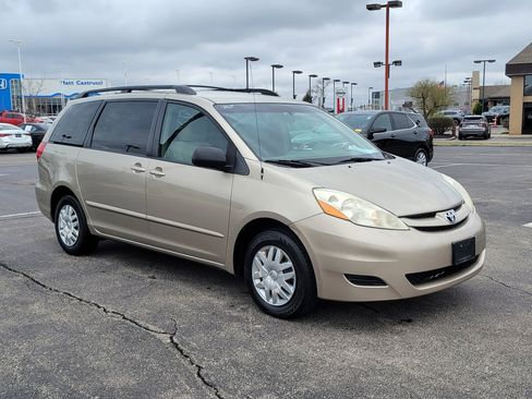 Used 2010 Toyota Sienna LE image 29
