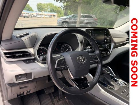 Used 2020 Toyota Highlander XLE AWD/4WD image 13